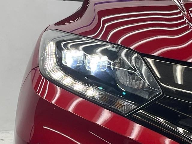 【ＬＥＤヘッドライト】悪天候や夜間走行時も良好な視界を確保し安心して運転できる高輝度ＬＥＤヘッドライトを装備！点灯速度が早く、消費電力も抑えられています。