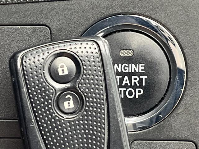 【キーフリーシステム】カバンやポケットに入れたままでもドアの施錠・解錠が可能なスマートキーを装備。エンジンのオン・オフ時もカギを取り出す必要が無いからとっても便利です♪