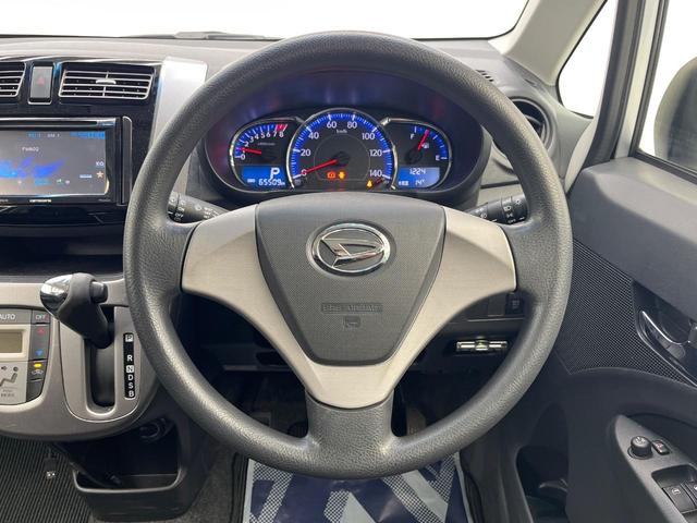 インテリアに合わせたデザインのステアリングは、運転される方のことも考え、運転しやすい形状、大きさです。是非一度、実際に触ってお確かめください。