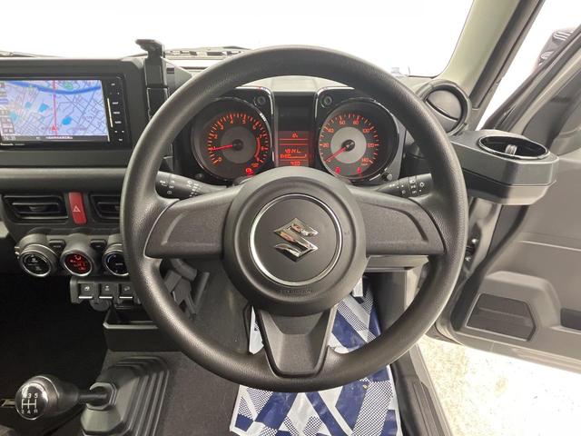 �C���e���A�ɍ��킹���f�U�C���̃X�e�A�����O�́A�^�]�������̂��Ƃ��l���A�^�]���₷���`��A�傫���ł��B�����x�A���ۂɐG���Ă��m���߂��������B