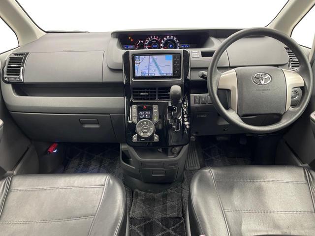 ヴォクシー Ｚ　両側電動ドア　純正ＨＤＤナビ　バックカメラ　スマートキー　ＨＩＤヘッド　純正１６インチアルミ　デュアルエアコン　ＣＤ　ＤＶＤ再生　地デジ　フォグライト（2枚目）