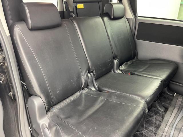 ヴォクシー Ｚ　両側電動ドア　純正ＨＤＤナビ　バックカメラ　スマートキー　ＨＩＤヘッド　純正１６インチアルミ　デュアルエアコン　ＣＤ　ＤＶＤ再生　地デジ　フォグライト（9枚目）