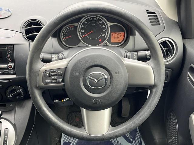 �C���e���A�ɍ��킹���f�U�C���̃X�e�A�����O�́A�^�]�������̂��Ƃ��l���A�^�]���₷���`��A�傫���ł��B�����x�A���ۂɐG���Ă��m���߂��������B