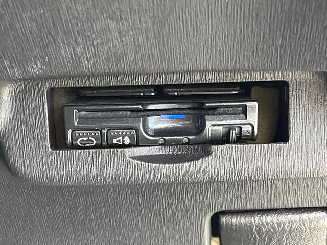 プリウス Ｓツーリングセレクション　モデリスタエアロ　９インチＳＤナビ　バックカメラ　ＥＴＣ　Ｂｌｕｅｔｏｏｔｈ　　スマートキー　ＬＥＤヘッドライト　革巻きステアリング　ステアリングスイッチ　オートライト　オートエアコン　盗難防止装置（6枚目）