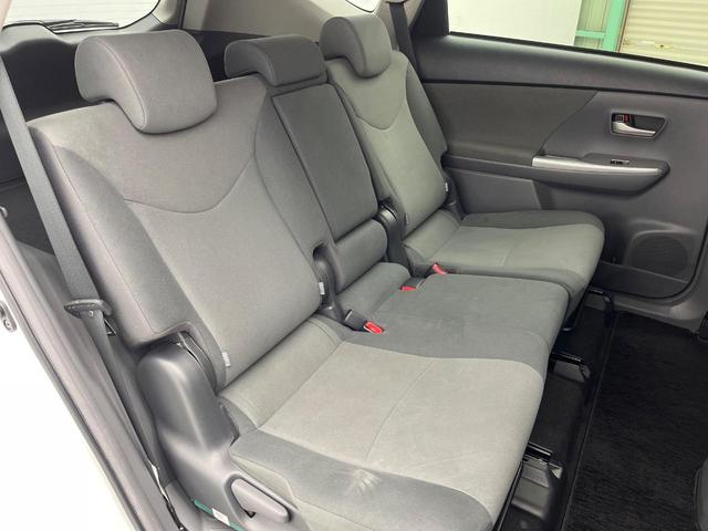 広々とした２列目シートは居住性が高く、居心地も快適！友達や家族とのお出かけにぴったりです。ベビーシートやチャイルドシート使用時も快適にお過ごしいただける十分な空間を確保しています。