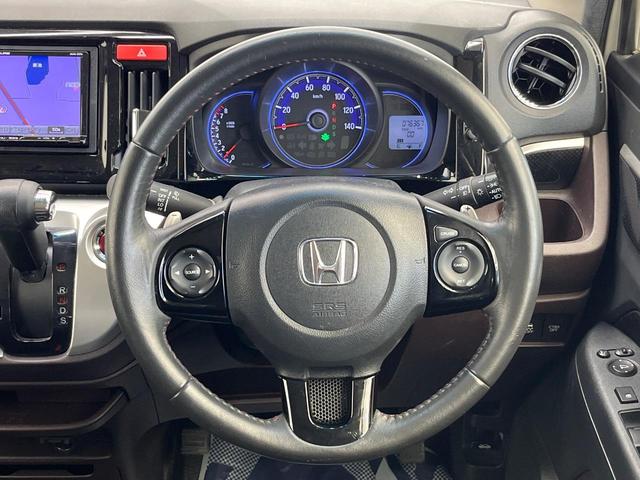 �C���e���A�ɍ��킹���f�U�C���̃X�e�A�����O�́A�^�]�������̂��Ƃ��l���A�^�]���₷���`��A�傫���ł��B�����x�A���ۂɐG���Ă��m���߂��������B