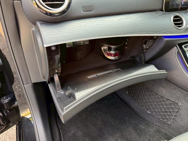 Ｅクラス Ｅ２００　アバンギャルド　スポーツ　／レザーエクスクルーシブＰＫＧ／ブルメスター／エアバランスＰＫＧ／全周囲カメラ／パワートランク／黒革／前席パワーシート・シートメモリー／全席シートヒーター／アンビエントライト／ＥＴＣ／純正１９ＡＷ（77枚目）