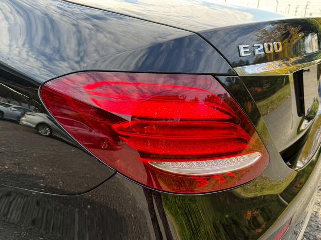 Ｅクラス Ｅ２００　アバンギャルド　スポーツ　／レザーエクスクルーシブＰＫＧ／ブルメスター／エアバランスＰＫＧ／全周囲カメラ／パワートランク／黒革／前席パワーシート・シートメモリー／全席シートヒーター／アンビエントライト／ＥＴＣ／純正１９ＡＷ（28枚目）