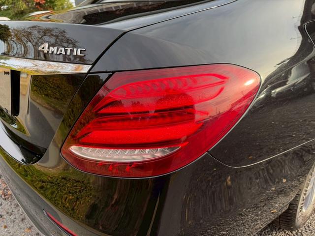 Ｅクラス Ｅ２００　４マチック　アバンギャルド　／レザーエクスクルーシブＰＫＧ／ブルメスター／エアバランスＰＫＧ／全周囲カメラ／パワートランク／黒革／前席パワーシート・シートメモリー／全席シートヒーター／アンビエントライト／ＥＴＣ／純正ＡＷ（24枚目）