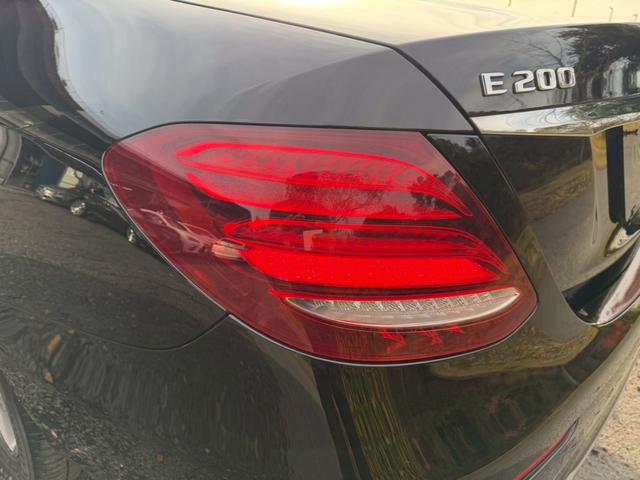 Ｅクラス Ｅ２００　４マチック　アバンギャルド　／レザーエクスクルーシブＰＫＧ／ブルメスター／エアバランスＰＫＧ／全周囲カメラ／パワートランク／黒革／前席パワーシート・シートメモリー／全席シートヒーター／アンビエントライト／ＥＴＣ／純正ＡＷ（25枚目）