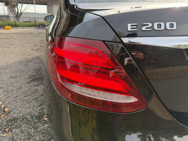 Ｅクラス Ｅ２００　４マチック　アバンギャルド　／レザーエクスクルーシブＰＫＧ／ブルメスター／エアバランスＰＫＧ／全周囲カメラ／パワートランク／黒革／前席パワーシート・シートメモリー／全席シートヒーター／アンビエントライト／ＥＴＣ／純正ＡＷ（26枚目）