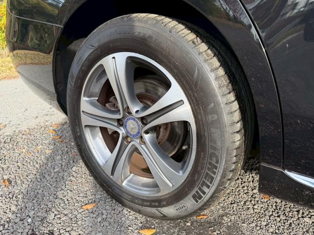 Ｅクラス Ｅ２００　４マチック　アバンギャルド　／レザーエクスクルーシブＰＫＧ／ブルメスター／エアバランスＰＫＧ／全周囲カメラ／パワートランク／黒革／前席パワーシート・シートメモリー／全席シートヒーター／アンビエントライト／ＥＴＣ／純正ＡＷ（27枚目）