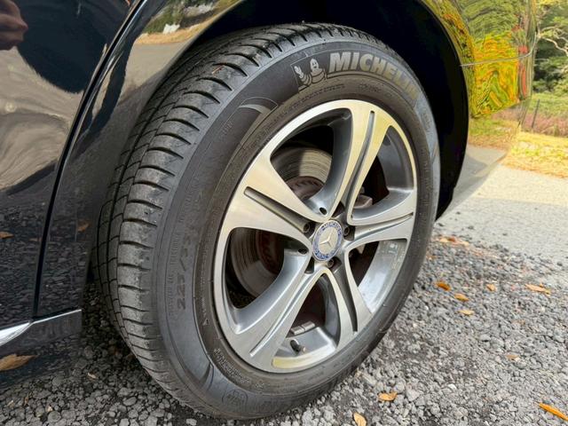 Ｅクラス Ｅ２００　４マチック　アバンギャルド　／レザーエクスクルーシブＰＫＧ／ブルメスター／エアバランスＰＫＧ／全周囲カメラ／パワートランク／黒革／前席パワーシート・シートメモリー／全席シートヒーター／アンビエントライト／ＥＴＣ／純正ＡＷ（28枚目）