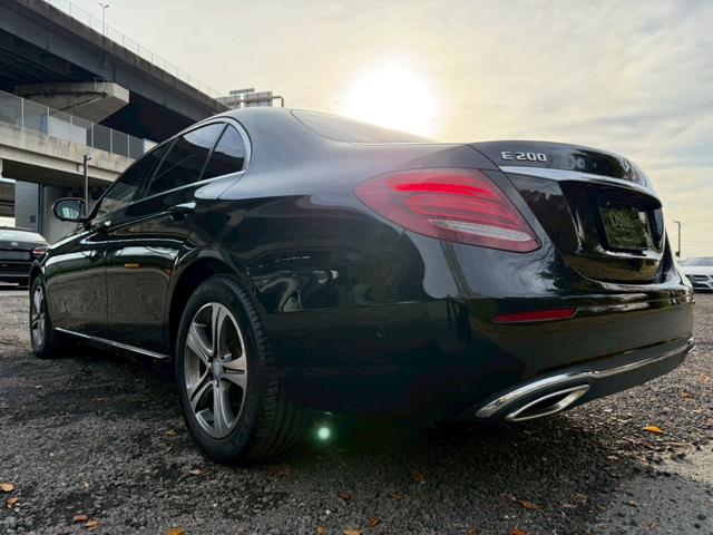 Ｅクラス Ｅ２００　４マチック　アバンギャルド　／レザーエクスクルーシブＰＫＧ／ブルメスター／エアバランスＰＫＧ／全周囲カメラ／パワートランク／黒革／前席パワーシート・シートメモリー／全席シートヒーター／アンビエントライト／ＥＴＣ／純正ＡＷ（29枚目）