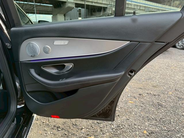 Ｅクラス Ｅ２００　４マチック　アバンギャルド　／レザーエクスクルーシブＰＫＧ／ブルメスター／エアバランスＰＫＧ／全周囲カメラ／パワートランク／黒革／前席パワーシート・シートメモリー／全席シートヒーター／アンビエントライト／ＥＴＣ／純正ＡＷ（60枚目）