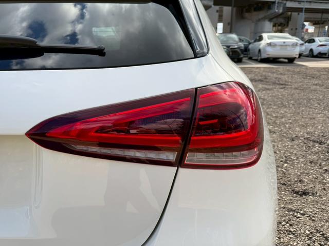 Ａクラス Ａ１８０　エディション１　／１５０台限定車／イエローグリーンアクセント専用エクステリア＆インテリア／専用１９インチＡＷ／アンビエントライト／レーダーセーフティＰ／全周囲カメラ／ＨＵＤ／純正ナビ／フルセグＴＶ／Ｂｌｕｅｔｏｏｔｈ（20枚目）