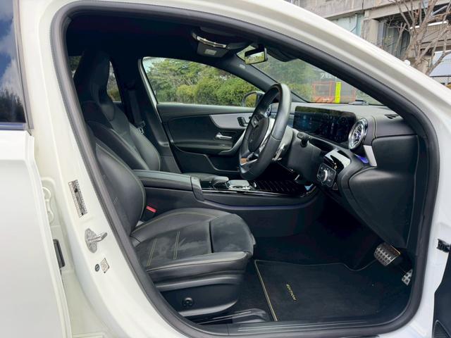 Ａクラス Ａ１８０　エディション１　／１５０台限定車／イエローグリーンアクセント専用エクステリア＆インテリア／専用１９インチＡＷ／アンビエントライト／レーダーセーフティＰ／全周囲カメラ／ＨＵＤ／純正ナビ／フルセグＴＶ／Ｂｌｕｅｔｏｏｔｈ（34枚目）