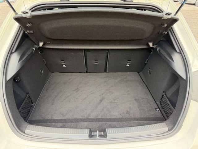 Ａクラス Ａ１８０　エディション１　／１５０台限定車／イエローグリーンアクセント専用エクステリア＆インテリア／専用１９インチＡＷ／アンビエントライト／レーダーセーフティＰ／全周囲カメラ／ＨＵＤ／純正ナビ／フルセグＴＶ／Ｂｌｕｅｔｏｏｔｈ（65枚目）