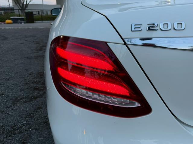 Ｅクラス Ｅ２００　アバンギャルド　スポーツ　／サンルーフ／レザーエクスクルーシブＰＫＧ／ブルメスター／エアバランスＰＫＧ／全周囲カメラ／パワートランク／黒革／前席パワーシート・シートメモリー／全席シートヒーター／アンビエントライト／純正ＡＷ（25枚目）