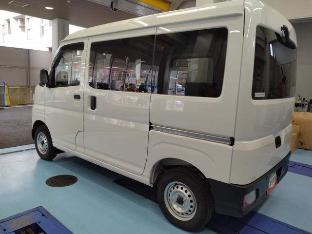 ハイゼットカーゴ ＤＸ　サポカーＳワイド適合　オーディオ　エアコン　アクセサリーソケット　コーナーセンサー　アイドリングストップ　光軸調整ダイヤル　横滑り防止機能　誤発進抑制機能　パワーウインドウ　キーレス（6枚目）