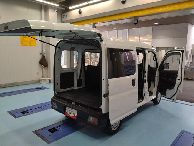 ハイゼットカーゴ ＤＸ　サポカーＳワイド適合　オーディオ　エアコン　アクセサリーソケット　コーナーセンサー　アイドリングストップ　光軸調整ダイヤル　横滑り防止機能　誤発進抑制機能　パワーウインドウ　キーレス（9枚目）