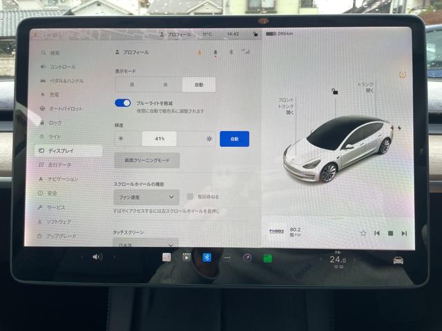 モデル３ スタンダードレンジプラス　車検Ｒ６年１２月／ＲＳＲローダウン／ダックテールスポイラー／ＥＴＣ２．０／オートパイロット／タッチスクリーンナビ／電動リアゲート／ラグナットキャップ／パノラマガラスルーフ／Ｂｌｕｅｔｏｏｔｈ／（40枚目）