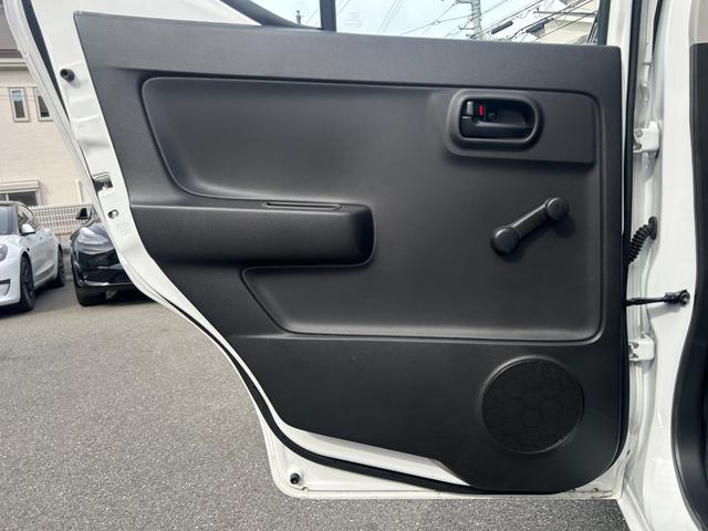 アルト Ｆ　車検Ｒ９年１１月／キーレス／横滑り防止装置／タイヤパンク修理キット／前席電動パワーウィンドウ／ＣＤ再生／ＭＴモード付き／取り扱い説明書／点検記録簿／（42枚目）