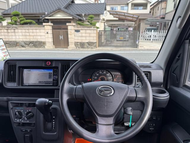 ハイゼットカーゴ クルーズターボSAIII ナビ/地デジTV/バックカメラ/Bluetooth/衝突被害軽減/アイドリングストップ/ETC/オートライト/キーレス/電動格納ミラー/14inアルミホイール/リアプライバシーガラス(6枚目)