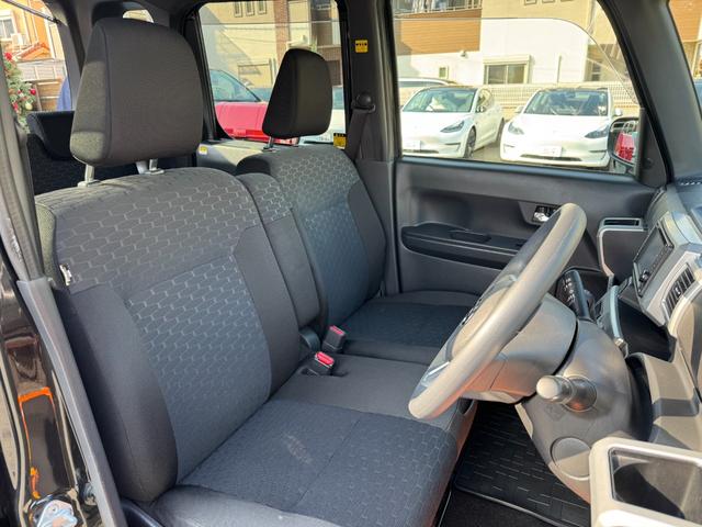 運転席側の写真です。運転席側面、シートの状態をご確認下さい。