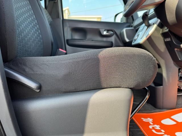 運転席側面の写真です。一番乗り降りが多いのでシートのスレやヘタリのチェックが重要です。