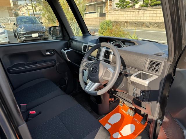 運転席側の写真です。座席側面やステップをご確認下さい。