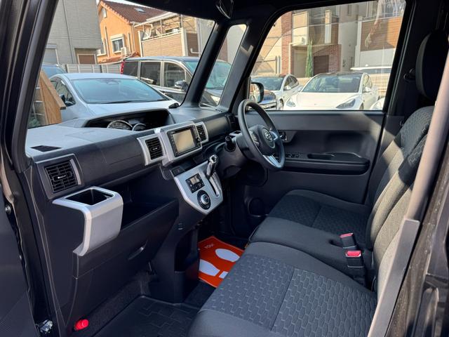 助手席側座面の写真です。座席側面、フロアマットをご確認下さい。