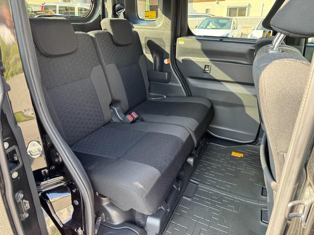 後部座席の写真です。座面、背もたれをご確認下さい。