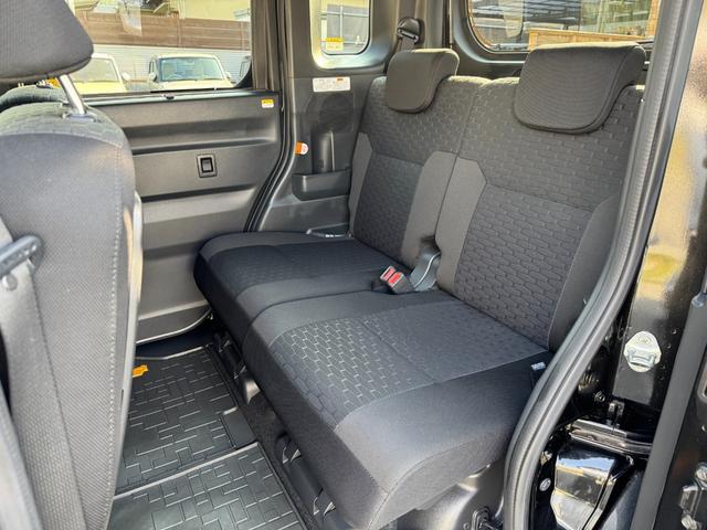 後部座席の写真です。座面、背もたれをご確認下さい。