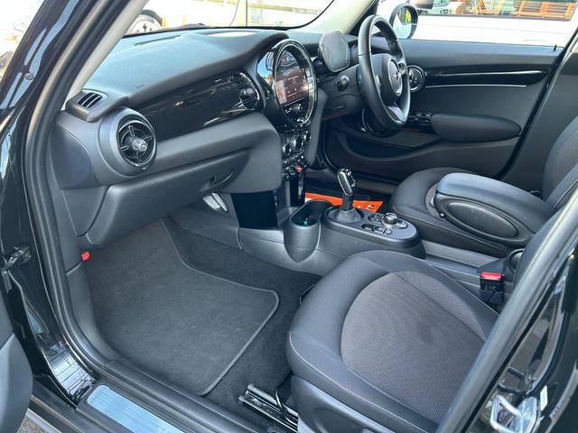ＭＩＮＩ クーパーＤプレミアムプラスパッケージクラシックトリム　Ａｐｐｌｅ　ｃａｒ　ｐｌａｙ／リアビューカメラ／ＥＴＣ内蔵ルームミラー／前席シートヒーター／コーナーセンサー／アイドリング／スマートキー／１６ｉｎアルミ／クルコン／ワイヤレス充電／ＵＳＢ－Ｃ（22枚目）