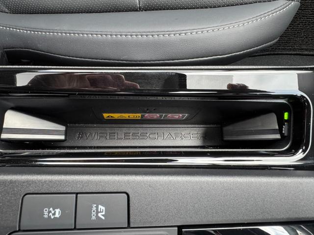 プリウス Ｚ　パノラマルーフ／全方位カメラ／ＥＴＣ／ＨＤＭＩ／クルコン／非接触充電／ＵＳＢ－Ｃ／デジタルインナーミラー／シートメモリー／シートヒーター／ステアリングヒーター／ベンチレーション（42枚目）