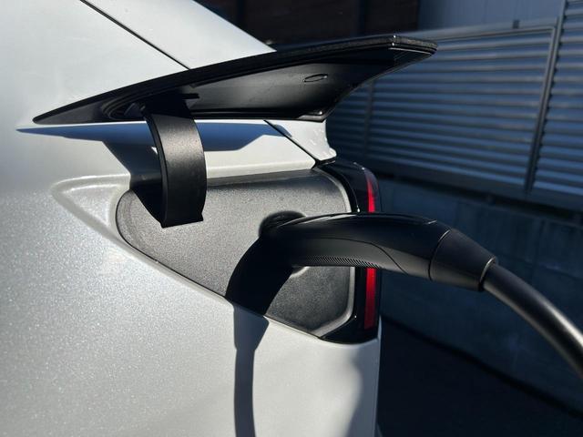 モデル３ ロングレンジ　オートパイロット／パノラマガラスルーフ／１５ｉｎセンターディスプレイ／置くだけ充電／４ＷＤ★全席シートヒーター／カードキー／アラウンドビュー／ＵＳＢ－Ｃ／Ｂｌｕｅｔｏｏｔｈ／ＬＥＤライト（4枚目）