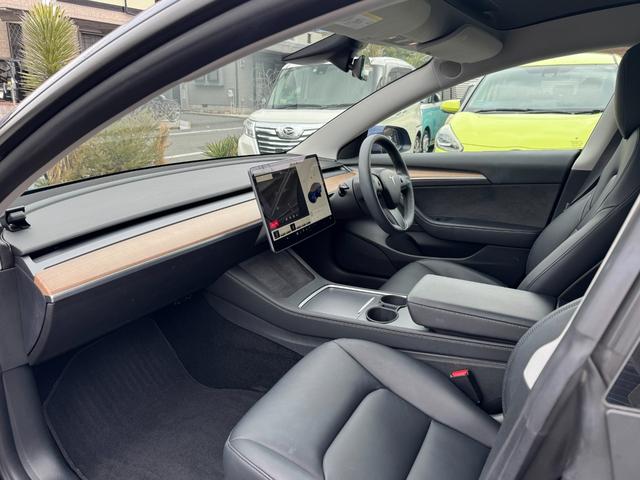 モデル３ ロングレンジ　オートパイロット／パノラマガラスルーフ／１５ｉｎセンターディスプレイ／置くだけ充電／４ＷＤ★全席シートヒーター／カードキー／アラウンドビュー／ＵＳＢ－Ｃ／Ｂｌｕｅｔｏｏｔｈ／ＬＥＤライト（22枚目）