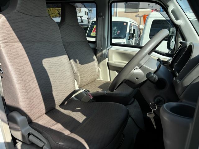 ＮＶ１００クリッパーバン ＤＸ　セーフティパッケージ　ハイルーフ　２速発進　ハイルーフ　５ＡＧＳ　キーレス　衝突軽減システム　エアコン　パワステ　盗難防止装置　光軸ダイヤル　レーンアシスト　障害物センサー　取説　軽貨物　黒ナンバー　事業用登録可（11枚目）