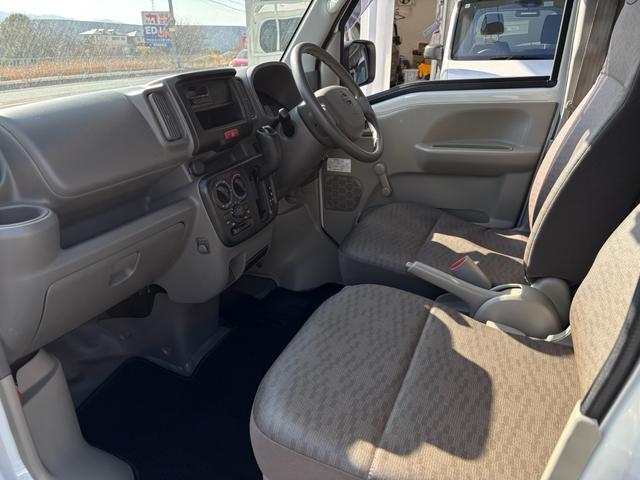 ＮＶ１００クリッパーバン ＤＸ　セーフティパッケージ　ハイルーフ　２速発進　ハイルーフ　５ＡＧＳ　キーレス　衝突軽減システム　エアコン　パワステ　盗難防止装置　光軸ダイヤル　レーンアシスト　障害物センサー　取説　軽貨物　黒ナンバー　事業用登録可（12枚目）