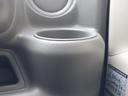 運転席にドリンクホルダー付いてます♪
