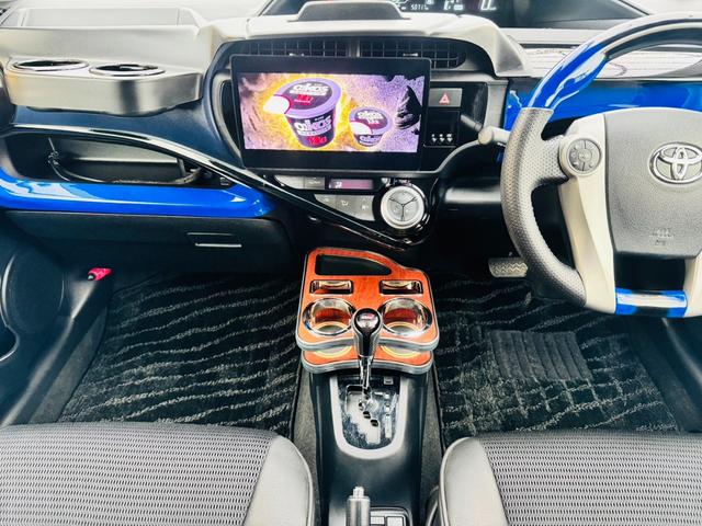 アクア Ｓ　社外１０インチナビ・デジタルインナーミラー型前後ドラレコ・後席１０インチツインモニター・ＵＳＢ／ＨＤＭＩ・クルコン・ＬＥＤフォグ・ＷＯＲＫ１６インチアルミ・シートカバー・ＧＲシフト・社外ステアリング（36枚目）