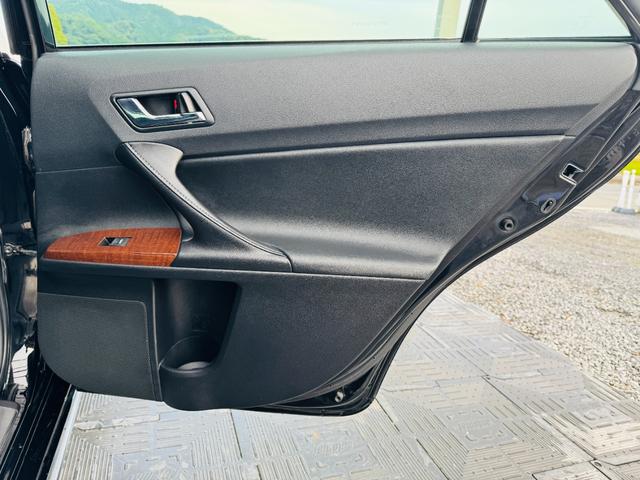 マークＸ プレミアム　社外８インチナビ・フルセグ・ＣＤ／ＤＶＤ再生可・Ｂｌｕｅｔｏｏｔｈ・バックカメラ・ＥＴＣ・クルコン・ＨＩＤ・ステリモ・オートライト・前席シートヒーター・前席パワーシート・電動リアシェード・ハーフレザー（32枚目）