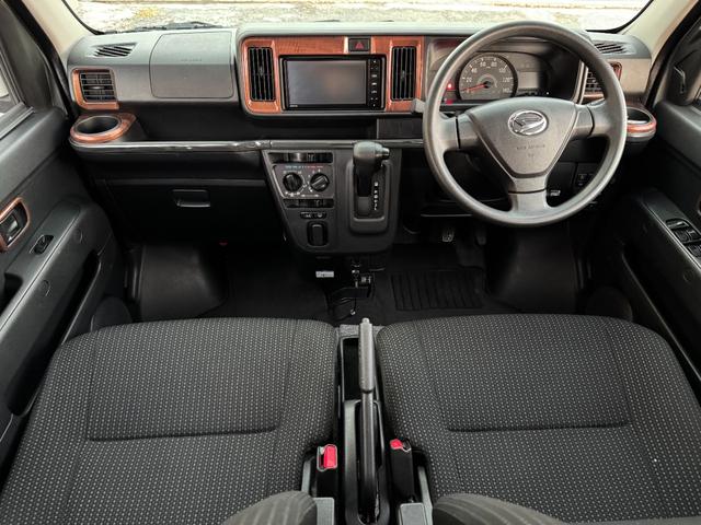 ハイゼットカーゴ クルーズターボＳＡＩＩＩ　純正ナビ・フルセグ・ＣＤ／ＤＶＤ／ＵＳＢ・Ｂｌｕｅｔｏｏｔｈ・ＥＴＣ・ＬＥＤヘッドライト・デジタルインナーミラー型前後ドラレコ・オートハイビーム・キーレス・保証付き（4枚目）