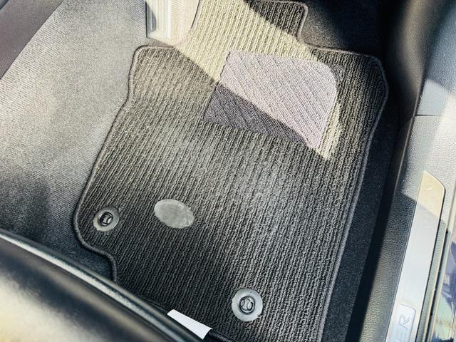 ハリアー プレミアム　アドバンスドパッケージ　衝突軽減ブレーキ・４ＷＤ・モデリスタフルエアロ・メーカーナビ・ＪＢＬ・ＣＤ・ＤＶＤ・Ｂｌｕｅｔｏｏｔｈ・フルセグ・全周囲カメラ・ＡＣＣ・パワーバックドア・置くだけ充電・外品ステアリング／シフトノブ（16枚目）