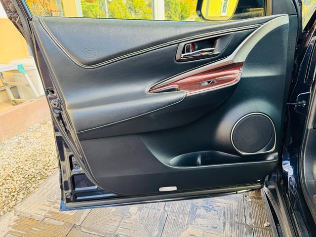 ハリアー プレミアム　アドバンスドパッケージ　衝突軽減ブレーキ・４ＷＤ・モデリスタフルエアロ・メーカーナビ・ＪＢＬ・ＣＤ・ＤＶＤ・Ｂｌｕｅｔｏｏｔｈ・フルセグ・全周囲カメラ・ＡＣＣ・パワーバックドア・置くだけ充電・外品ステアリング／シフトノブ（33枚目）