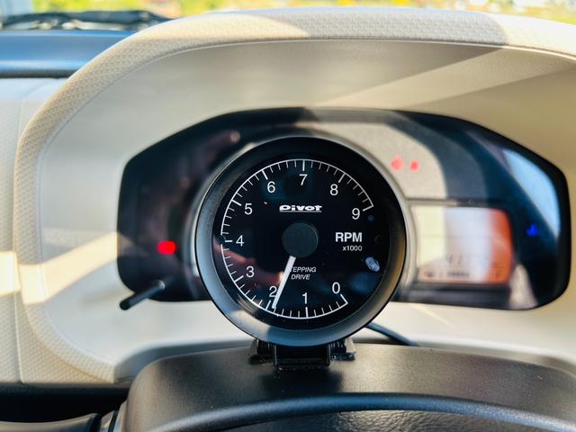 アルト Ｆ　５速ＭＴ・純正オーディオ・ＣＤ再生可・キーレス・ＥＴＣ・外品ＬＥＤライト・ＲＡＹＳ１５インチアルミ・Ｐｉｖｏｔタコメーター・メガネガーニッシュ・車検Ｒ９年９月・保証付（7枚目）