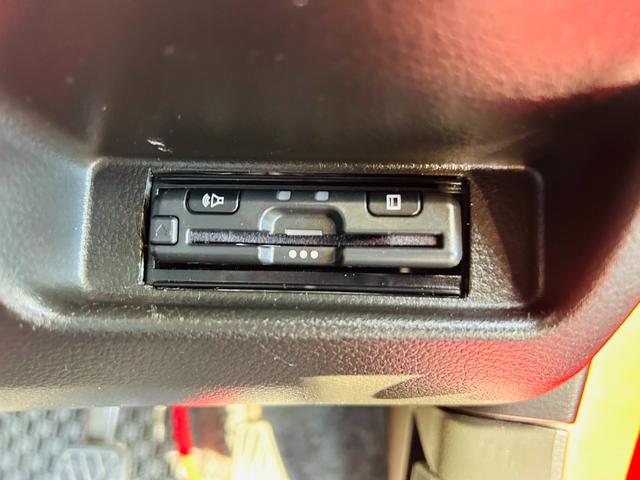 アルト Ｆ　５速ＭＴ・純正オーディオ・ＣＤ再生可・キーレス・ＥＴＣ・外品ＬＥＤライト・ＲＡＹＳ１５インチアルミ・Ｐｉｖｏｔタコメーター・メガネガーニッシュ・車検Ｒ９年９月・保証付（8枚目）