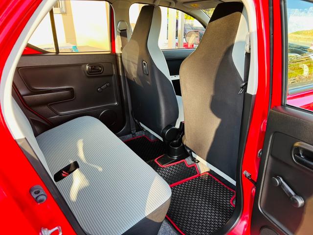 アルト Ｆ　５速ＭＴ・純正オーディオ・ＣＤ再生可・キーレス・ＥＴＣ・外品ＬＥＤライト・ＲＡＹＳ１５インチアルミ・Ｐｉｖｏｔタコメーター・メガネガーニッシュ・車検Ｒ９年９月・保証付（21枚目）