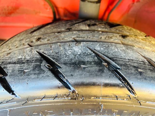 アルト Ｆ　５速ＭＴ・純正オーディオ・ＣＤ再生可・キーレス・ＥＴＣ・外品ＬＥＤライト・ＲＡＹＳ１５インチアルミ・Ｐｉｖｏｔタコメーター・メガネガーニッシュ・車検Ｒ９年９月・保証付（52枚目）